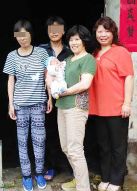 杨荷花一家与主治医生刘雪梅、喻妈妈