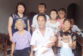 不孕家庭喜得子大合影