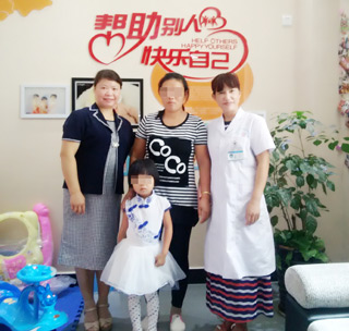 朱春桂主任、喻主任与华山妈妈、华山宝宝